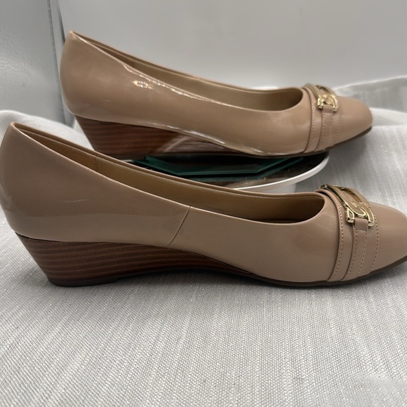 Abella Tan Pumps wedge heel cushion comfort size 9 like new! - Picture 6 of 11